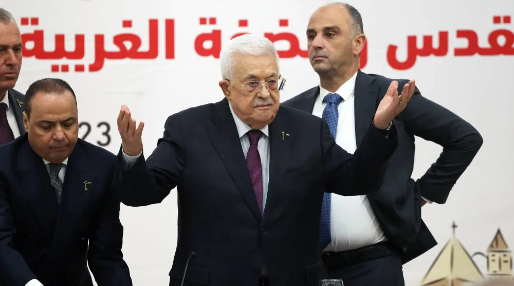 محمود عباس خلال الدورة الـ32 للمجلس المركزي لمنظمة «التحرير» الفلسطينية في رام الله يوم 23 أبريل 2025 (إ.ب.أ)