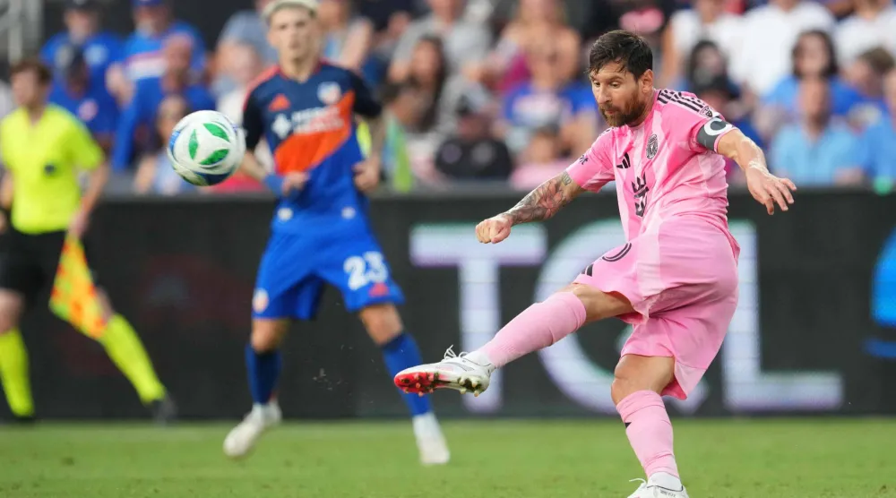 CINCINNATI, OHIO - JULY 16: Lionel Messi #10 of Inter Miami CF shoots during the MLS match between FC Cincinnati and Inter Miami CF at TQL Stadium on July 16, 2025 in Cincinnati, Ohio.   Jeff Dean/Getty Images/AFP 