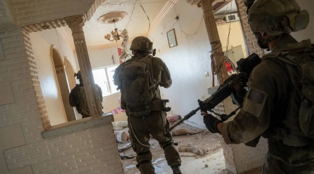 جنود من الجيش الإسرائيلي داخل أحد المنازل خلال العمليات العسكرية في قطاع غزة (الجيش الإسرائيلي)