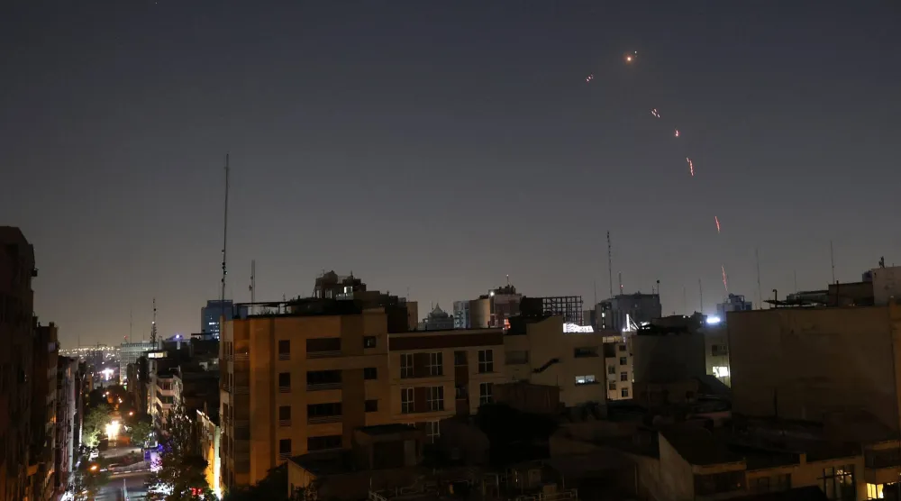 إطلاق الدفاع الجوي للجيش الإيراني نيرانه عقب الضربة الإسرائيلية في طهران (رويترز)