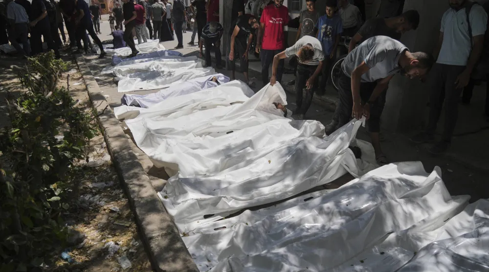 جثث فلسطينيين قُتلوا وهم في انتظار دخول شاحنات مساعدات إلى شمال غزة عبر موقع زيكيم يوم الأحد (أ.ب)