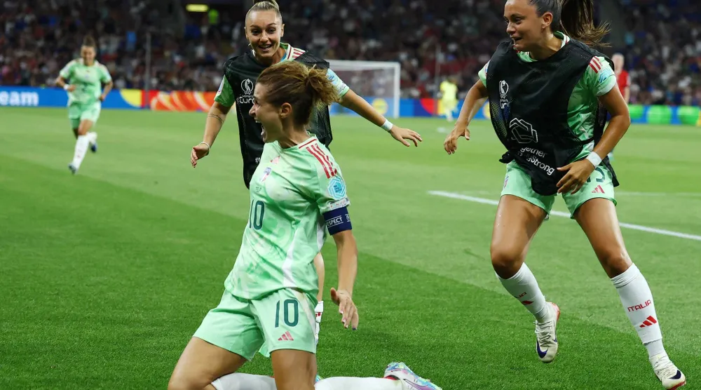 حققت إيطاليا فوزاً متأخراً 2-1 على النرويج في دور الثمانية (رويترز)