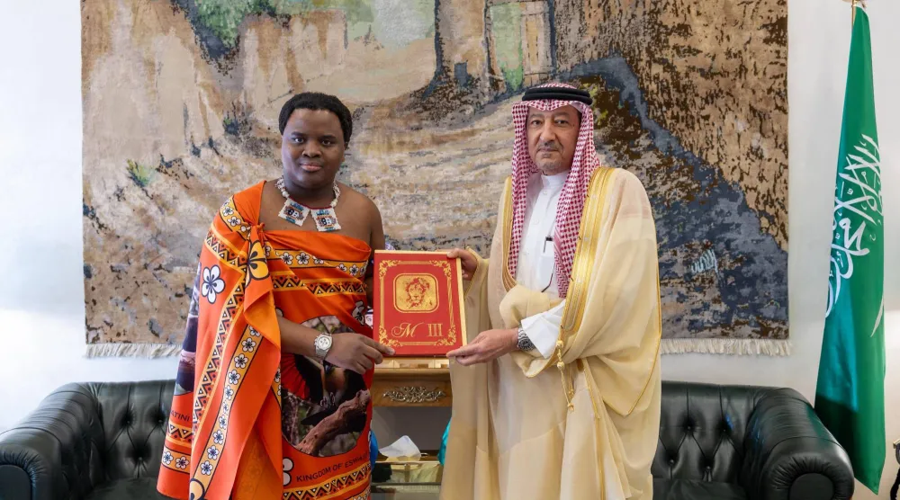 نائب وزير الخارجية السعودي يتسلم الرسالة من الأمير لينداني ابن ملك إسواتيني (واس) 
