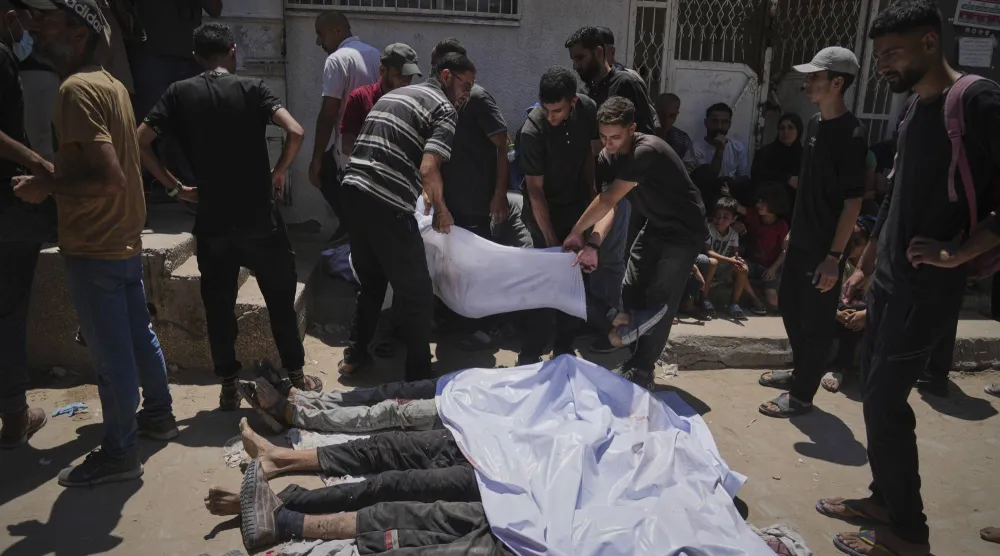 جثث فلسطينيين كانوا يحاولون الوصول لشاحنات غذاء في طريقها لشمال غزة يوم الأحد (أ.ب)