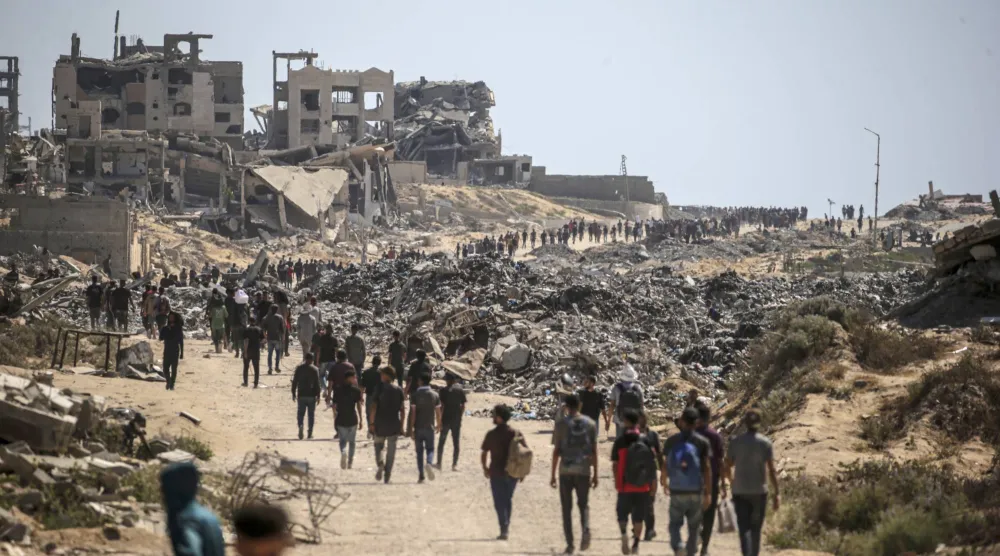 نازحون فلسطينيون في قطاع غزة (إ.ب.أ) 