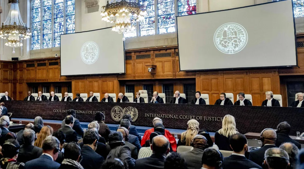 قضاة محكمة العدل الدولية خلال تلاوة الحكم في الدعوى المقامة من جنوب أفريقيا ضد إسرائيل بتهمة ارتكاب إبادة في غزة (أرشيفية - أ.ف.ب)