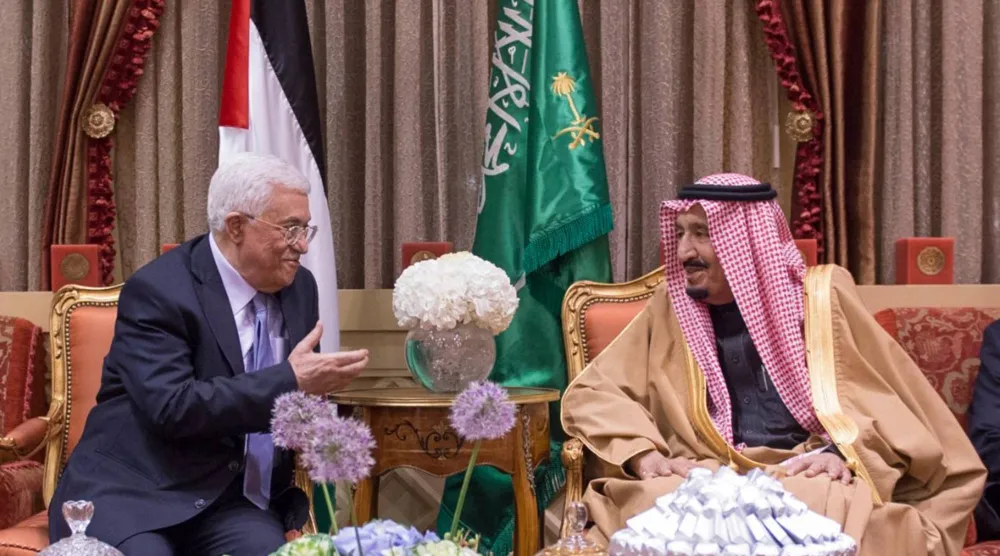 الملك سلمان بن عبد العزيز مستقبلاً الرئيس محمود عباس في الرياض 30 ديسمبر 2015 (واس)