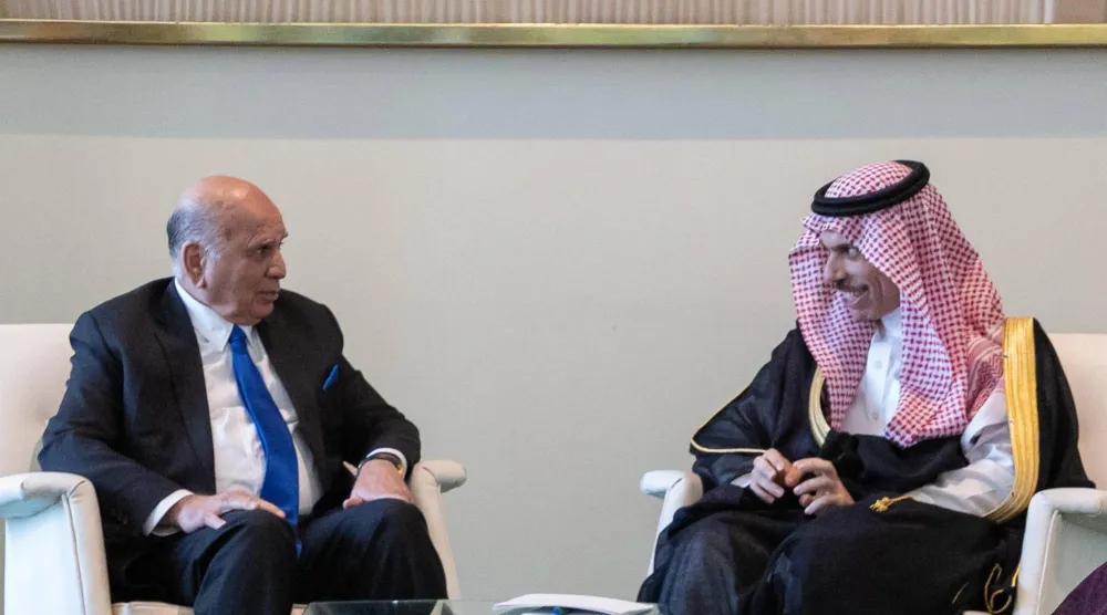 الأمير فيصل بن فرحان والدكتور فؤاد حسين خلال لقائهما في نيويورك الثلاثاء (واس)