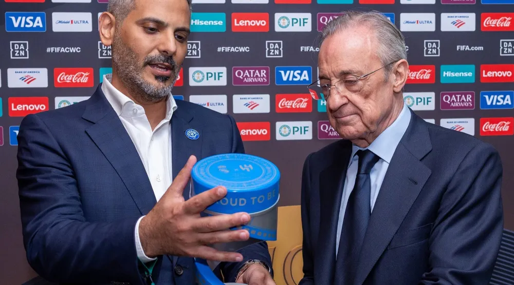 الحقباني مع بيريز رئيس ريال مدريد خلال كأس العالم للأندية (نادي الهلال) 