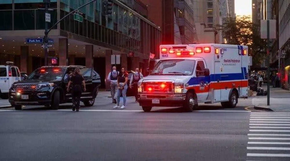 قتل المسلح ضابط شرطة و3 آخرين يوم الاثنين في «345 بارك أفينيو» بمانهاتن (نيويورك تايمز)