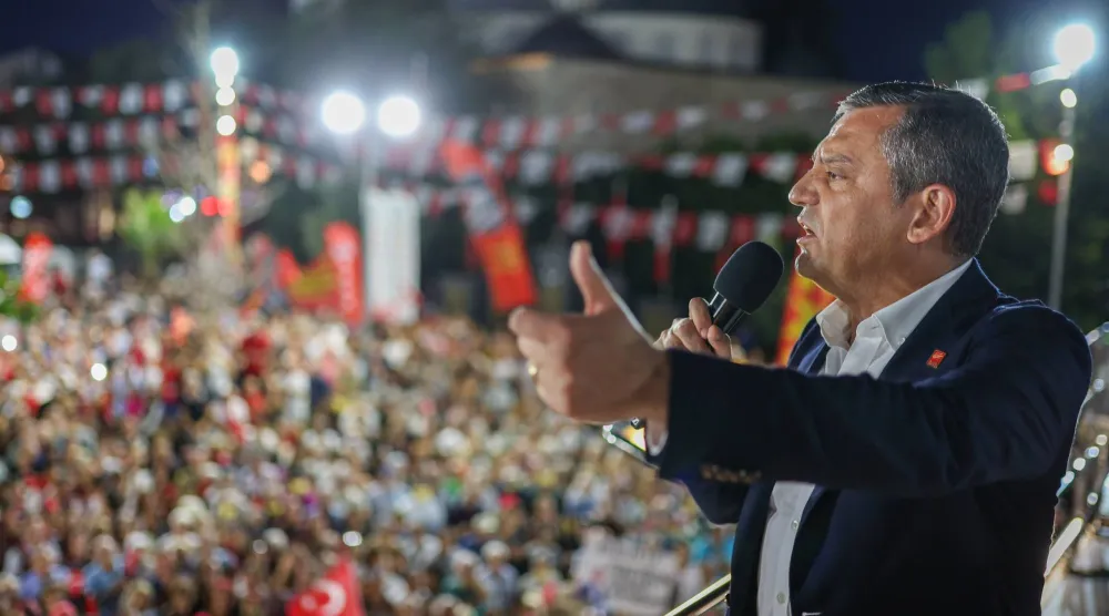 زعيم المعارضة التركية أوزغور أوزيل متحدثا خلال تجمع لدهم إمام أوغلو في إسطنبول ليل الأربعاء- الخميس (حزب الشعب الجمهوري- إكس)
