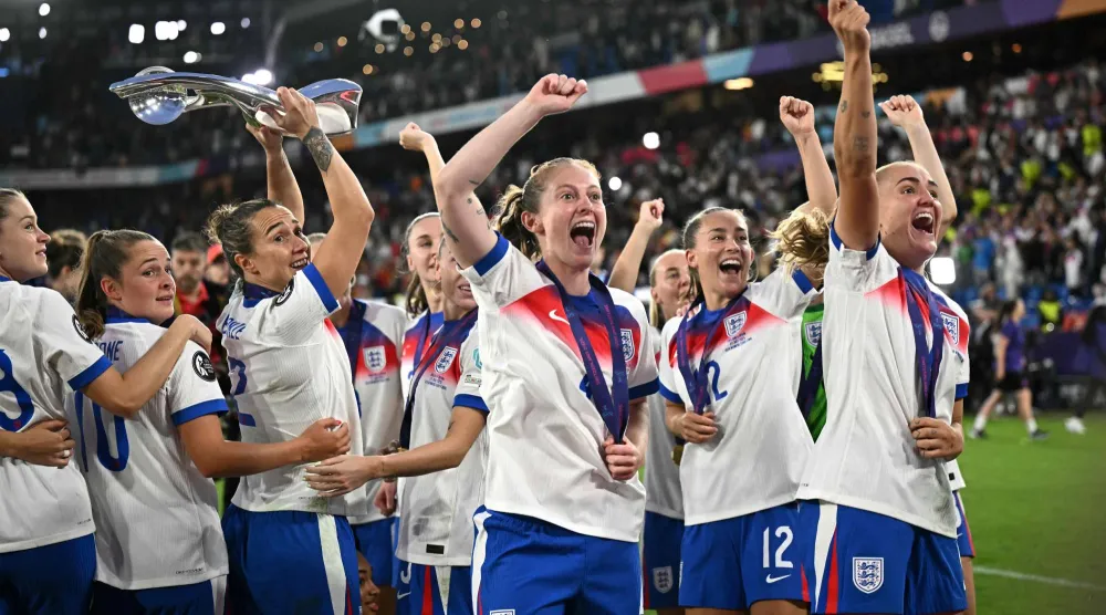 إيلا تون تحتفل مع لاعبات إنجلترا بعد الفوز باليورو (أ.ف.ب)