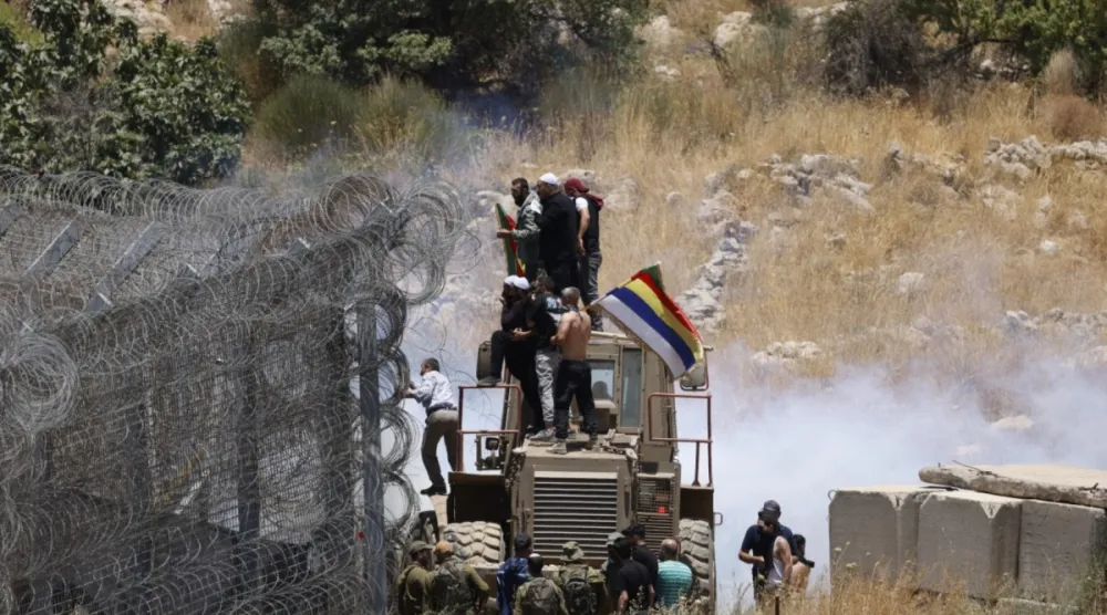 İsrail'in Suriyeli Dürzileri Suriye'den Golan Tepeleri’ne geçmelerini engellemek için aldığı önlemler ve göz yaşartıcı gaz kullanıldı, 16 Temmuz 2025 (AFP)