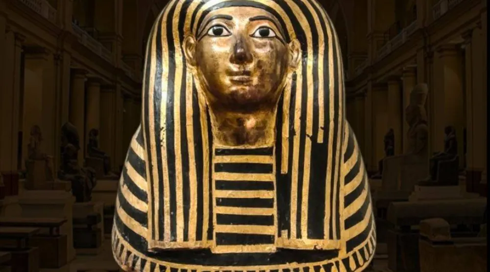 أحد الأقنعة الأثرية المعروضة في المتحف المصري (فيسبوك)