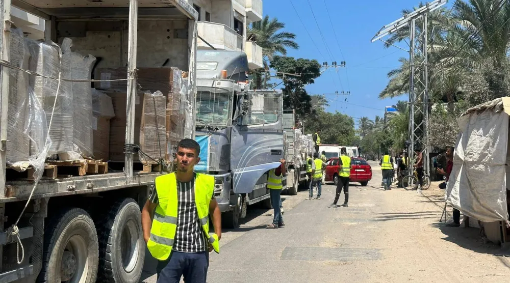شاحنات تحمل مساعدات طبية تصل إلى مخازن منظمة الصحة العالمية في دير البلح لقطاع غزة (حنان بلخي المديرة الإقليمية لمنظمة الصحة العالمية في شرق المتوسط عبر منصة «إكس»)