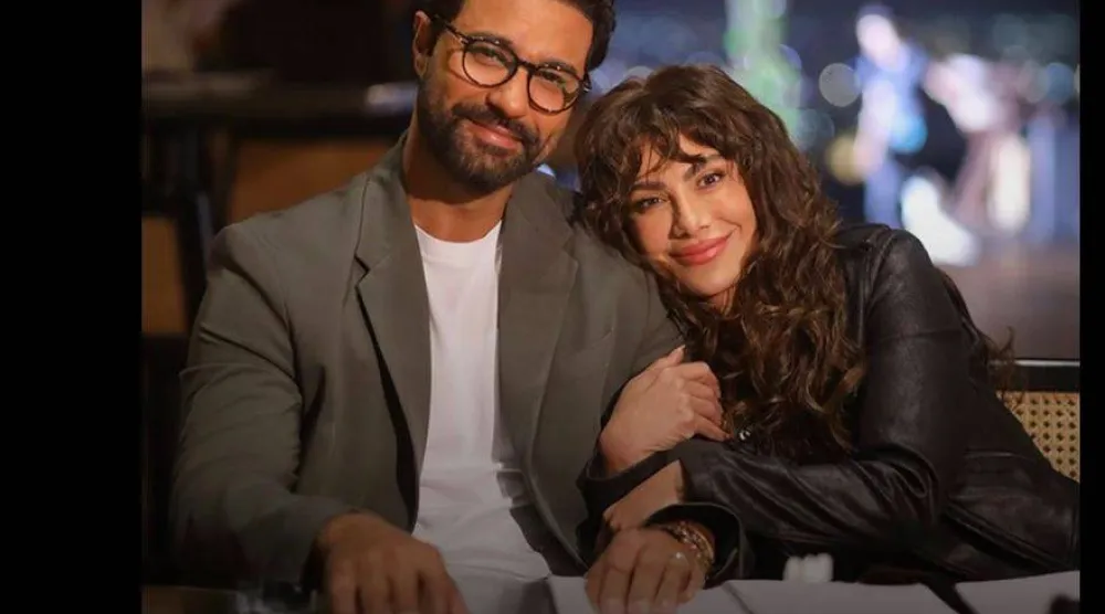 كريم فهمي وصبا مبارك في مسلسل «220 يوم» (صفحة كريم فهمي على «فيسبوك»)