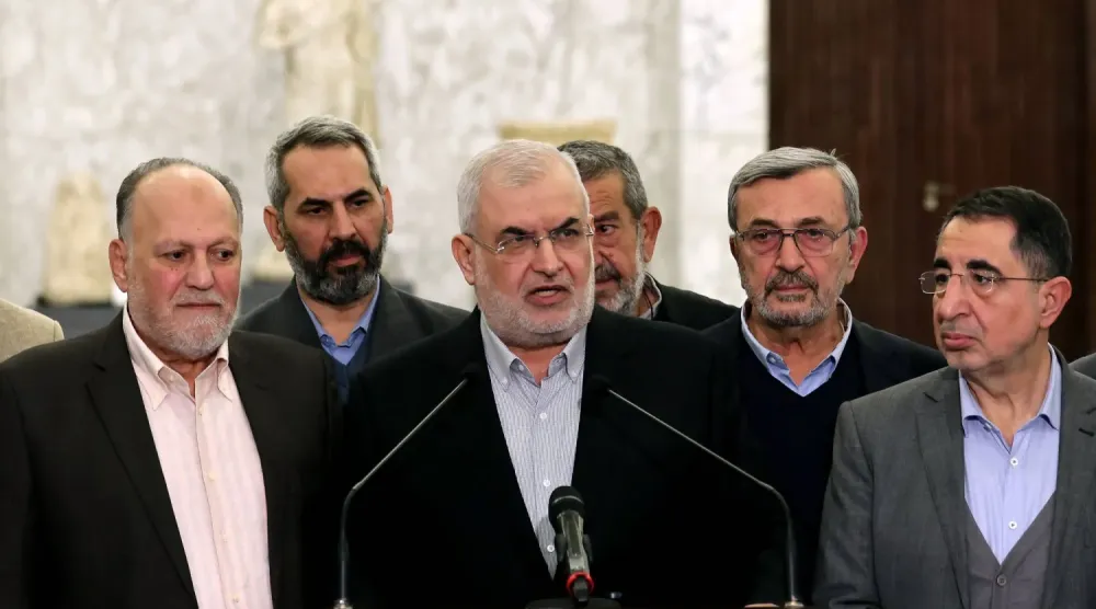 Hizbullah bloğunun lideri Milletvekili Muhammed Raad, Cumhurbaşkanı Joseph Avn ile daha önce yaptığı görüşmenin ardından Cumhurbaşkanlığı Sarayı'nda konuşma yapıyor (AFP)