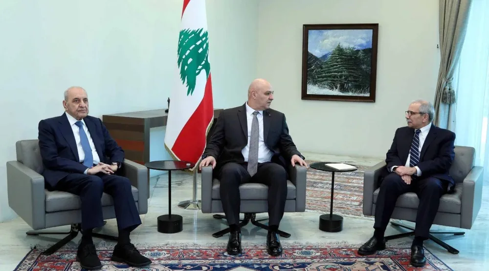 الرئيس اللبناني جوزيف عون يتوسط رئيس الحكومة نواف سلام ورئيس البرلمان نبيه بري (أرشيفية - الرئاسة اللبنانية)