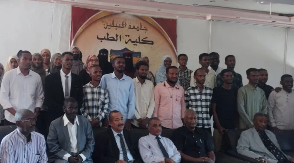 أساتذة وطلاب «جامعة النيلين» (الشرق الأوسط)