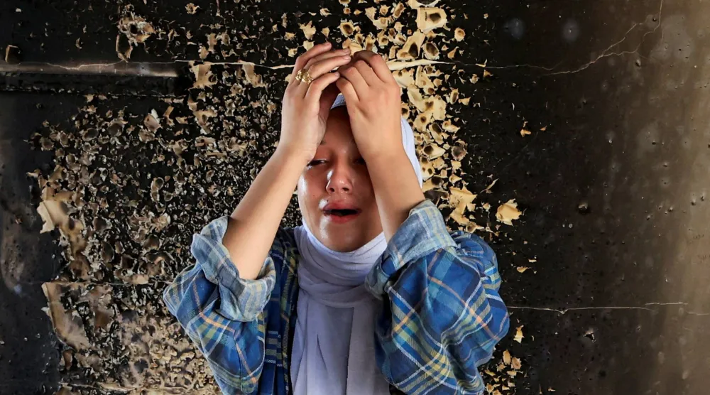فتاة فلسطينية في موقع ضربة إسرائيلية استهدفت مدرسة تابعة لـ«الأونروا» تؤوي نازحين في خان يونس بجنوب قطاع غزة يوم الأحد (رويترز)