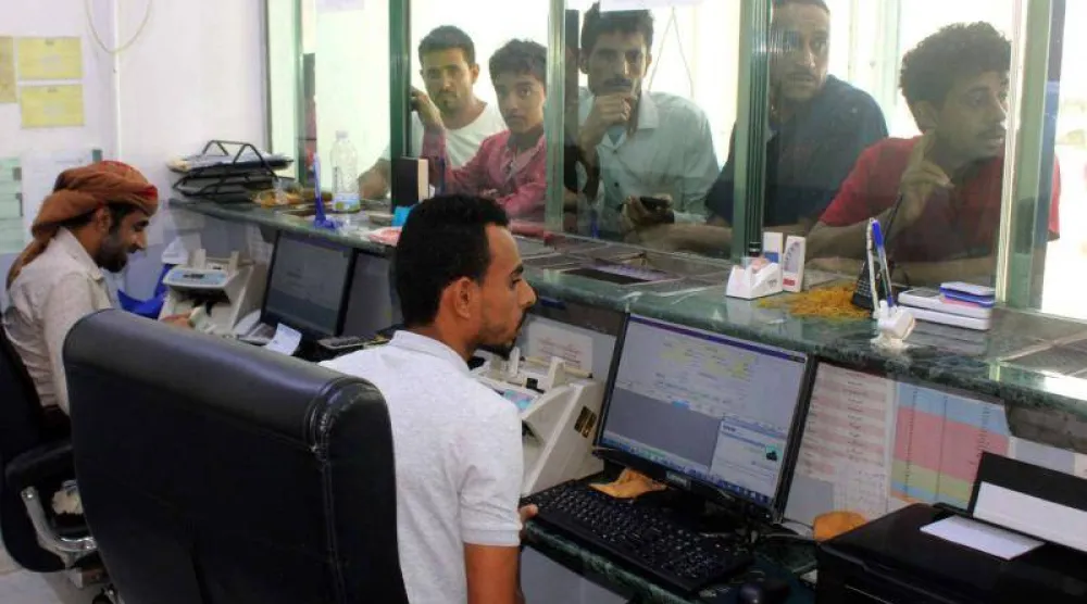 غالبية شركات الصرافة امتنعت عن بيع العملات الأجنبية واكتفت بشرائها (رويترز) 