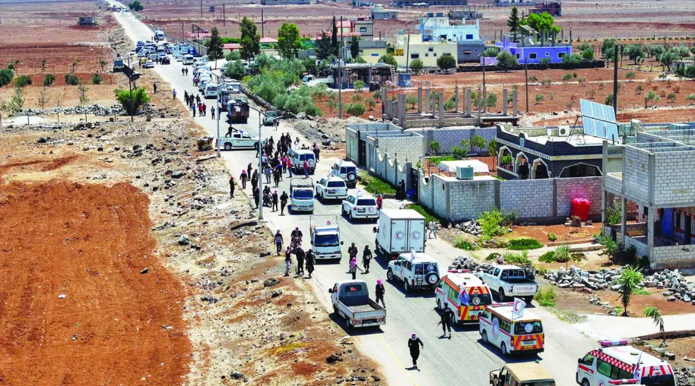 قافلة تابعة للهلال الأحمر السوري تحمل مساعدات إنسانية تعبر مدينة بصرى الشام متجهةً إلى السويداء 20 يوليو (أ.ف.ب)