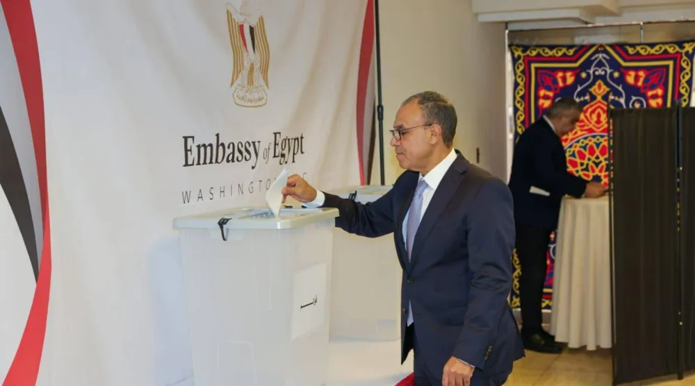 وزير الخارجية المصري بدر عبد العاطي يُدلي بصوته في انتخابات مجلس الشيوخ من مقر السفارة المصرية بواشنطن (الخارجية المصرية)