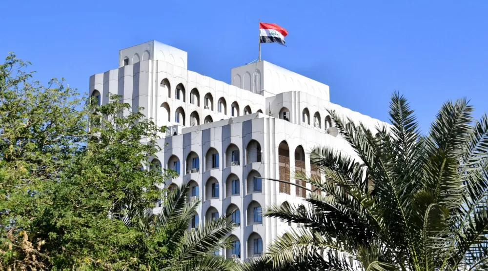 العلم العراقي يرفرف فوق مبنى وزارة الخارجية في بغداد (موقع الوزارة)