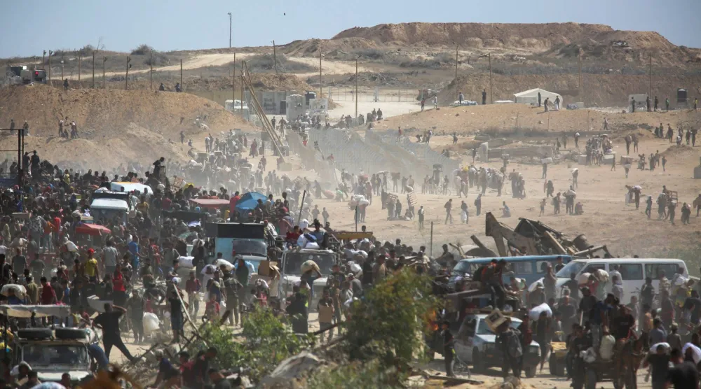 فلسطينيون يسعون للحصول على إمدادات المساعدات من مؤسسة غزة الإنسانية المدعومة من الولايات المتحدة وسط قطاع غزة (رويترز)