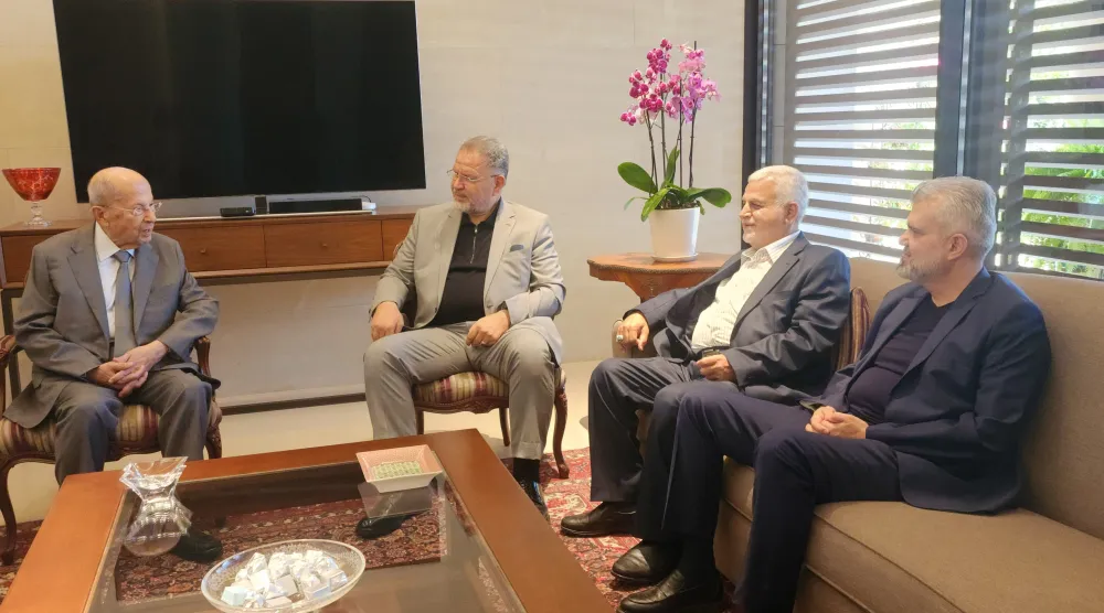 وفد «حزب الله» ملتقياً الرئيس السابق ميشال عون (الوكالة الوطنية)