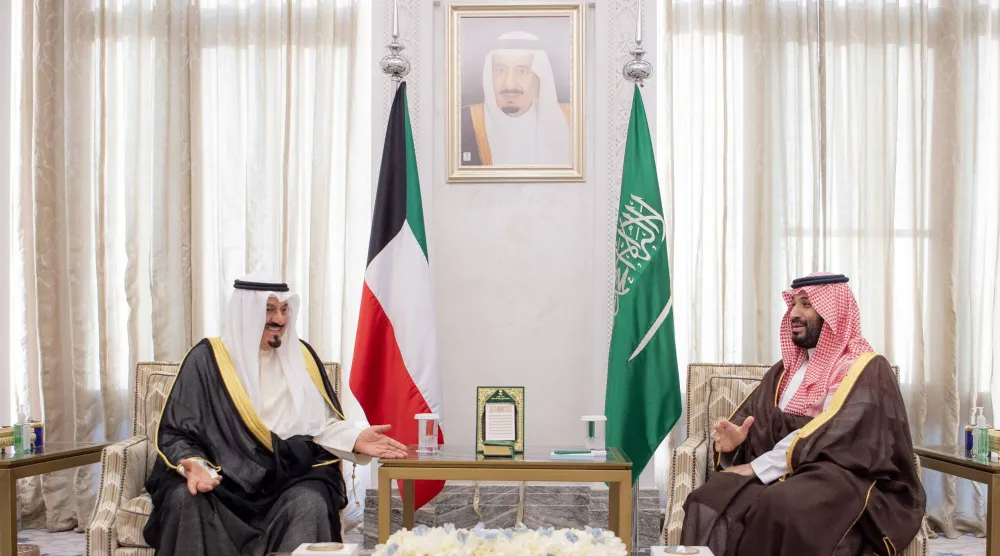 ولي العهد السعودي خلال استقباله رئيس مجلس الوزراء الكويتي في قصر نيوم الاثنين (واس)