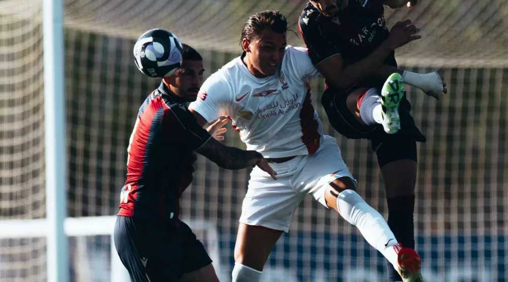 ريتيغي لاعب القادسية في مباراة ودية (نادي القادسية)