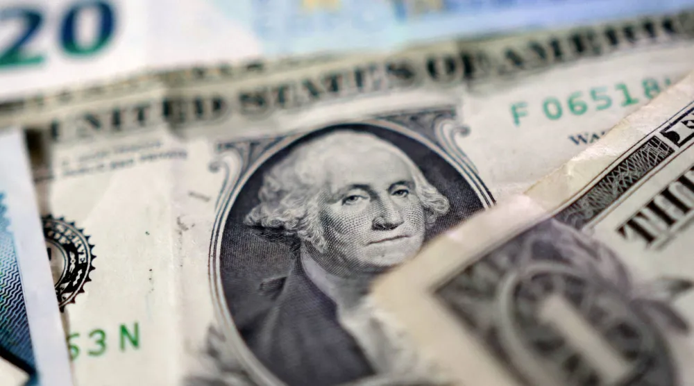 أوراق نقدية من الدولار الأميركي (رويترز)