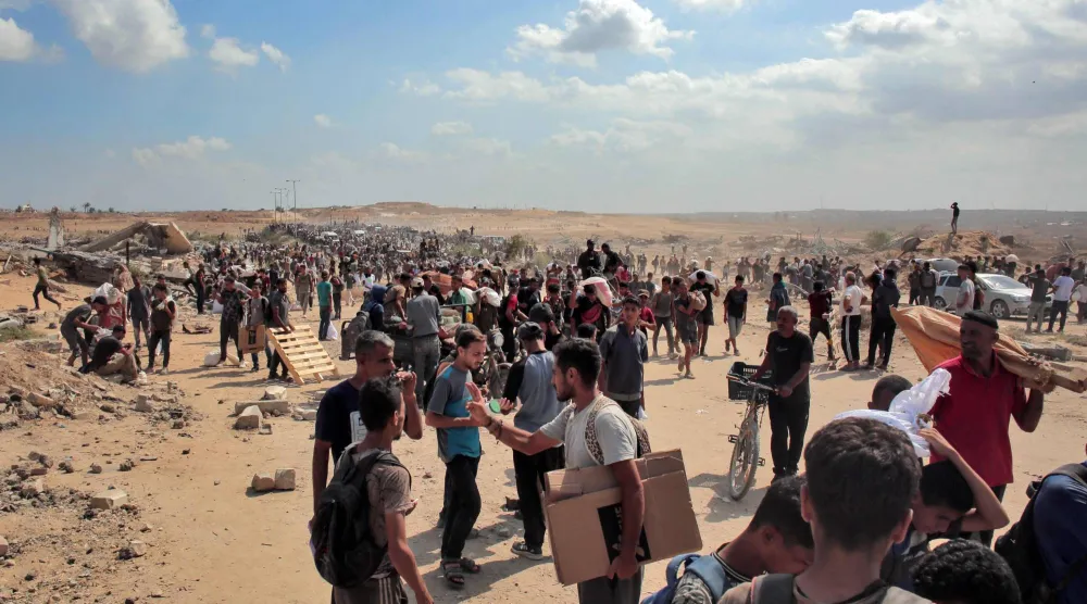 نازحون فلسطينيون يحملون أكياساً من المساعدات الإنسانية التي تلقوها في مركز توزيع تديره «مؤسسة غزة الإنسانية» (أ.ف.ب)