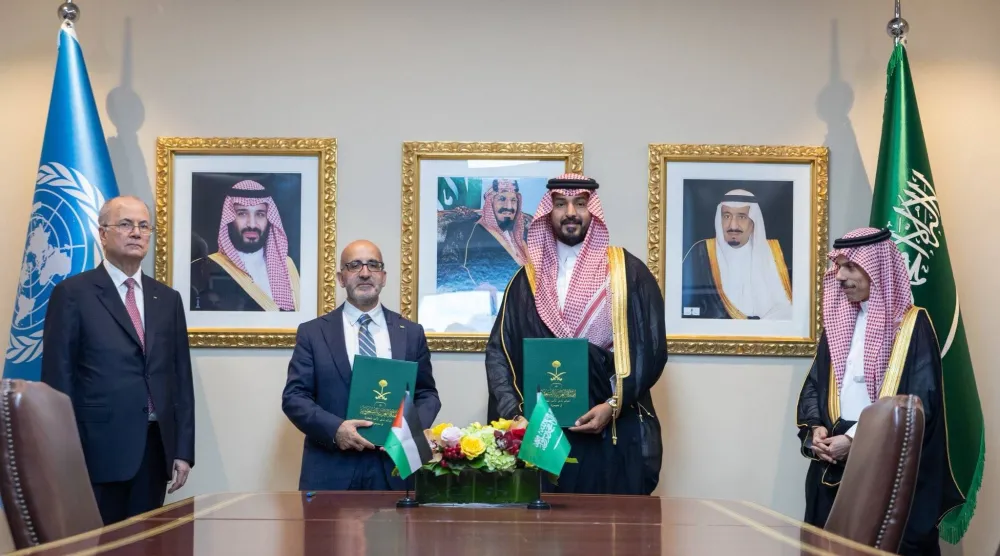 جانب من توقيع مذكرات التفاهم بين السعودية وفلسطين ويظهر وزير التخطيط والتعاون الدولي الفلسطيني (واس)