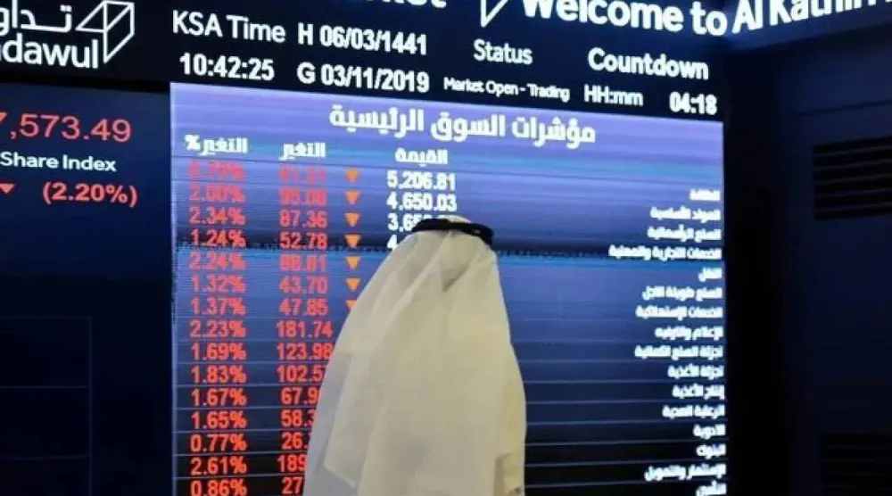 أحد المستثمرين في السوق المالية السعودية يتابع المؤشرات (أ.ف.ب)
