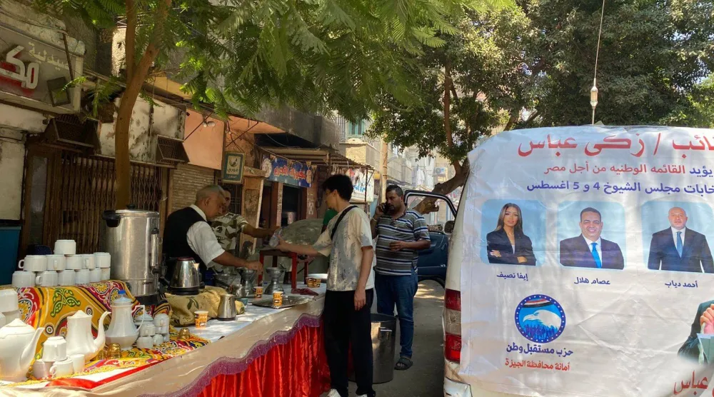بوفيه لتقديم مشاريب بالمجان للناخبين من أمام إحدى اللجان بالجيزة (الشرق الأوسط)
