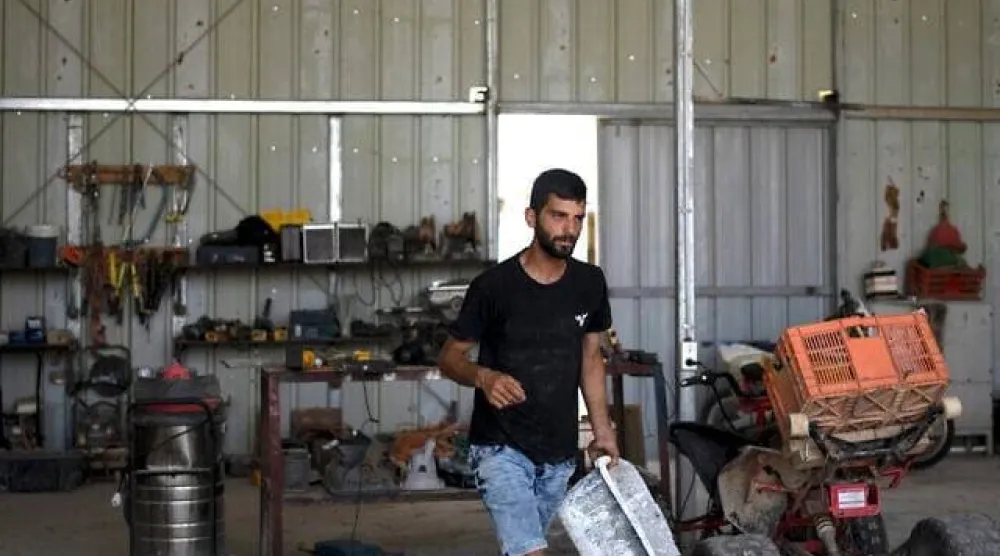 ينون ليفي يعمل في مزرعته في تلال الخليل الجنوبية (أرشيفية من «أسوشييتد برس»)