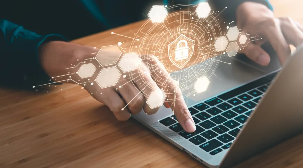 يسهم المركز الجديد في تحقيق مستهدفات رؤية 2030 من خلال دعم التحول الرقمي الآمن وبناء كوادر وطنية متخصصة (شاترستوك)