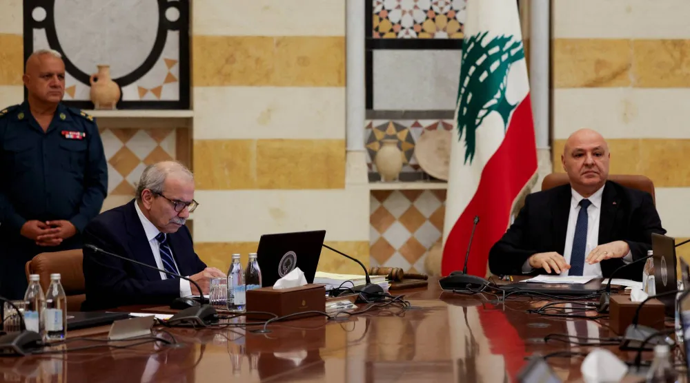 الرئيس اللبناني جوزيف عون والى يمينه رئيس الحكومة نواف سلام خلال جلسة الحكومة الثلاثاء (رويترز)