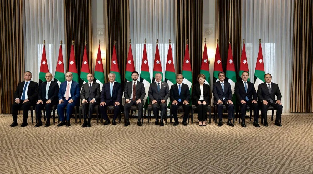 صورة للوزراء الجدد في حكومة جعفر حسان يتوسطهم العاهل الأردني وولي العهد (بترا)