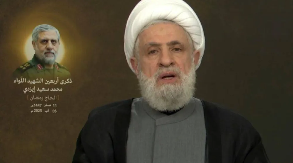أمين عام «حزب الله» نعيم قاسم يتحدث عبر الشاشة في احتفال تأبيني لقيادي إيراني (المركزية)