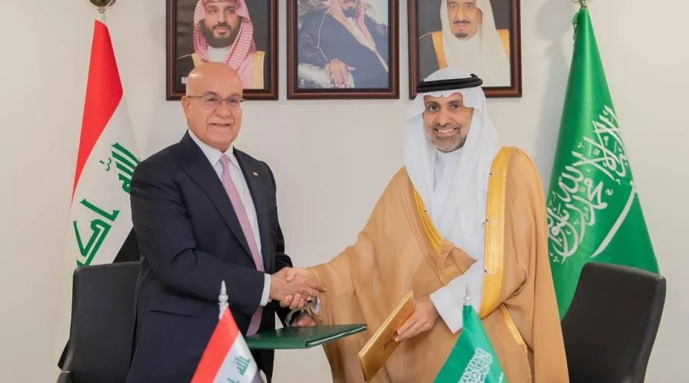 وزير الصحة السعودي مع نظيره العراقي عقب التوقيع على مذكرة التفاهم الهادفة إلى تطوير الشراكة الصحية بين البلدين (واس)