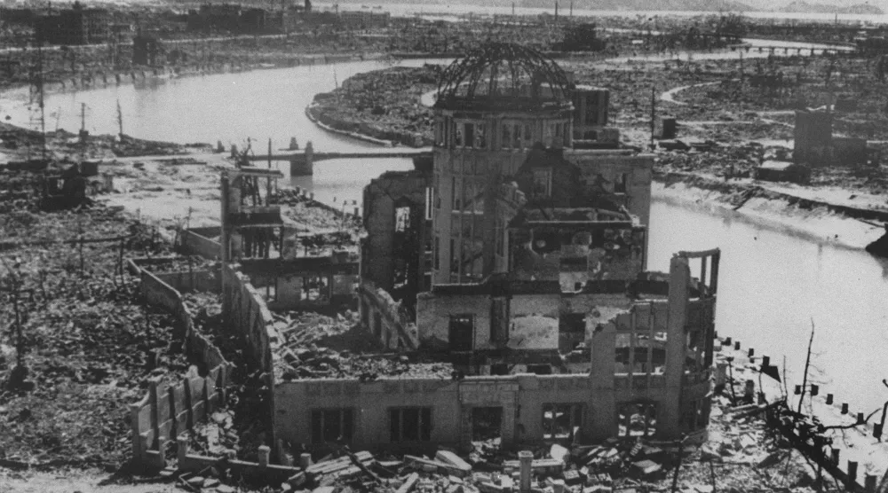 لقطة تعود لعام 1945 تُظهر بقايا مبنى بعد القصف على هيروشيما والذي تم الحفاظ عليه ليكون بمثابة نصب تذكاري (أ.ف.ب)