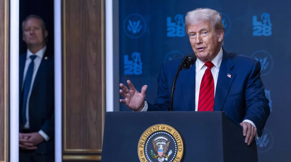 الرئيس الأميركي دونالد ترمب يرد على سؤال من وسائل الإعلام في البيت الأبيض بالعاصمة واشنطن 5 أغسطس 2025 (إ.ب.أ)