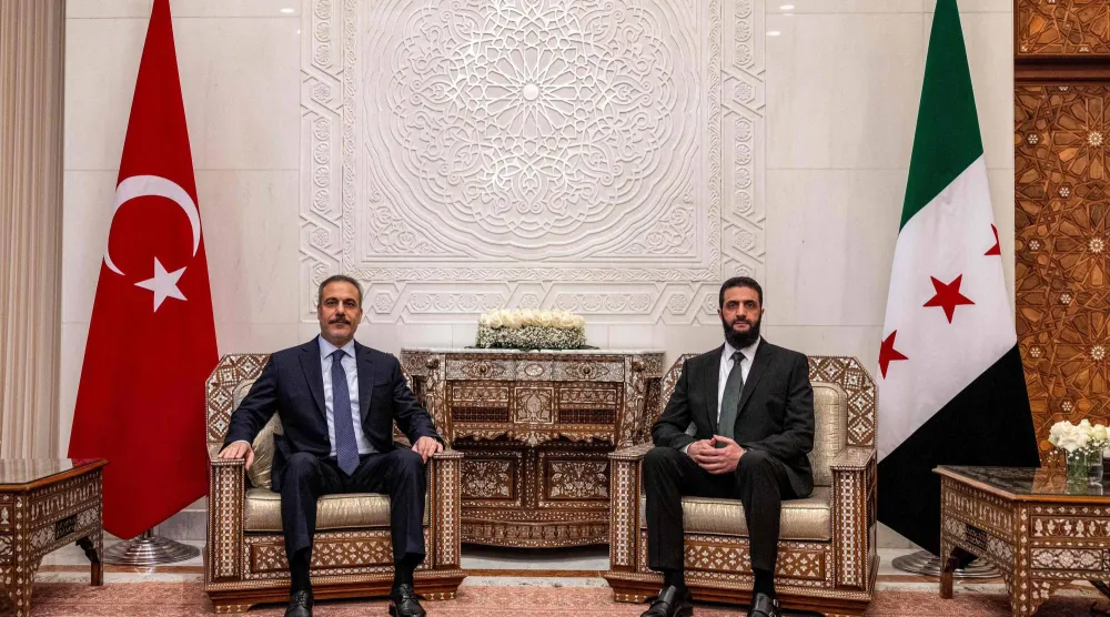 الرئيس السوري أحمد الشرع خلال استقباله وزير الخارجية التركي هاكان فيدان في دمشق يوم 13 مارس الماضي (أ.ف.ب)
