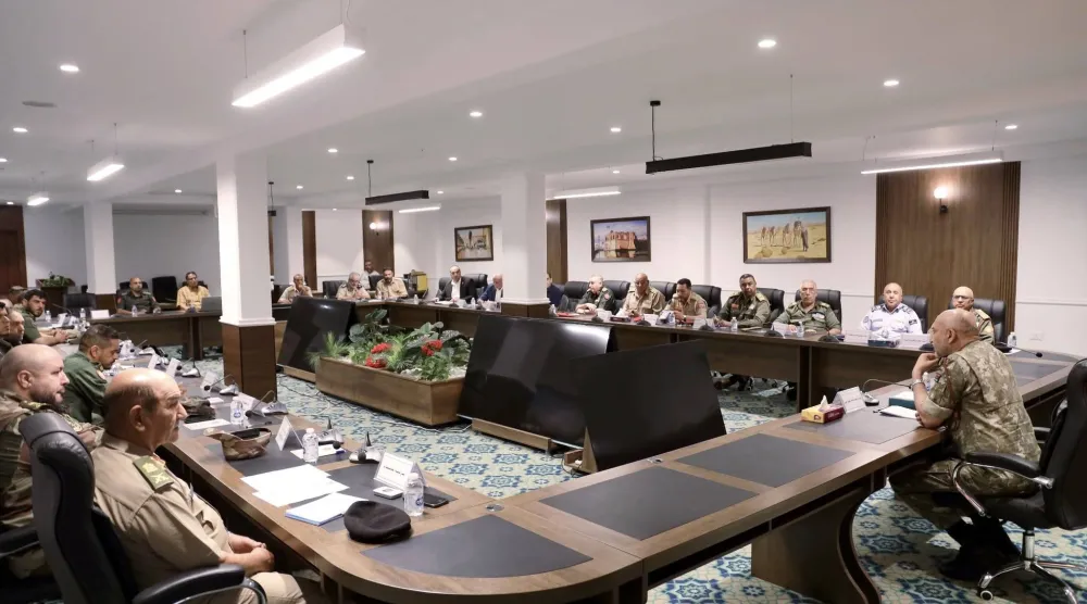 الحداد مجتمعاً بممثلين عن قوة فضّ الاشتباك ومندوبين عن جهاز المخابرات العامة وجهاز الأمن الداخلي (رئاسة الأركان بغرب ليبيا)
