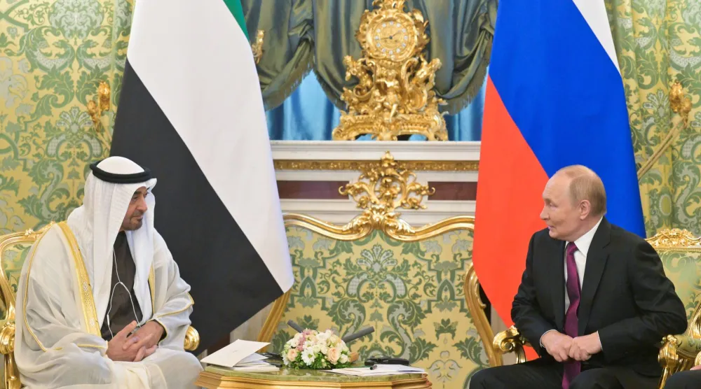 الشيخ محمد بن زايد آل نهيان رئيس دولة الإمارات مع الرئيس الروسي فلاديمير بوتين خلال اللقاء (د ب أ)