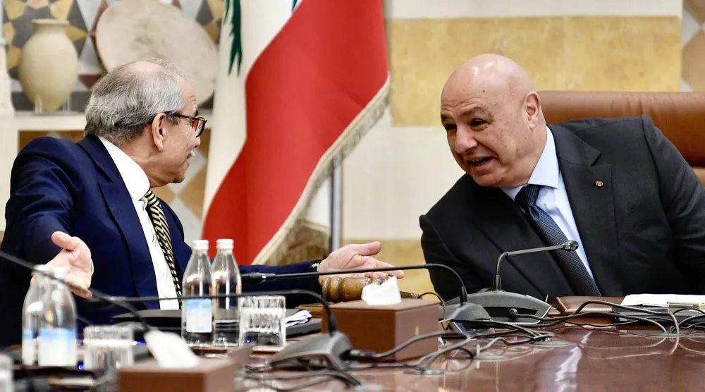 ​الرئيس اللبناني جوزيف عون يترأس جلسة مجلس الوزراء وإلى يمينه رئيس الحكومة نواف سلام (إ.ب.أ)
