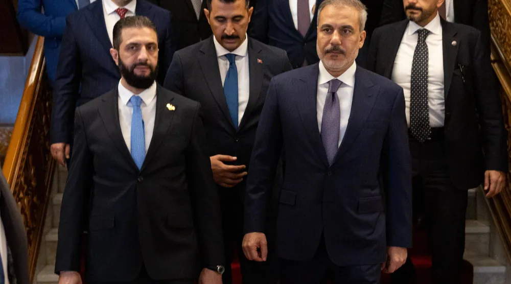 الرئيس السوري أحمد الشرع خلال استقبال وزير الخارجية التركي هاكان فيدان في دمشق - 7 أغسطس 2025 (فيدان عبر منصة إكس)